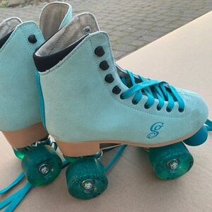 Women's teal Candi Girl roller skates size 7